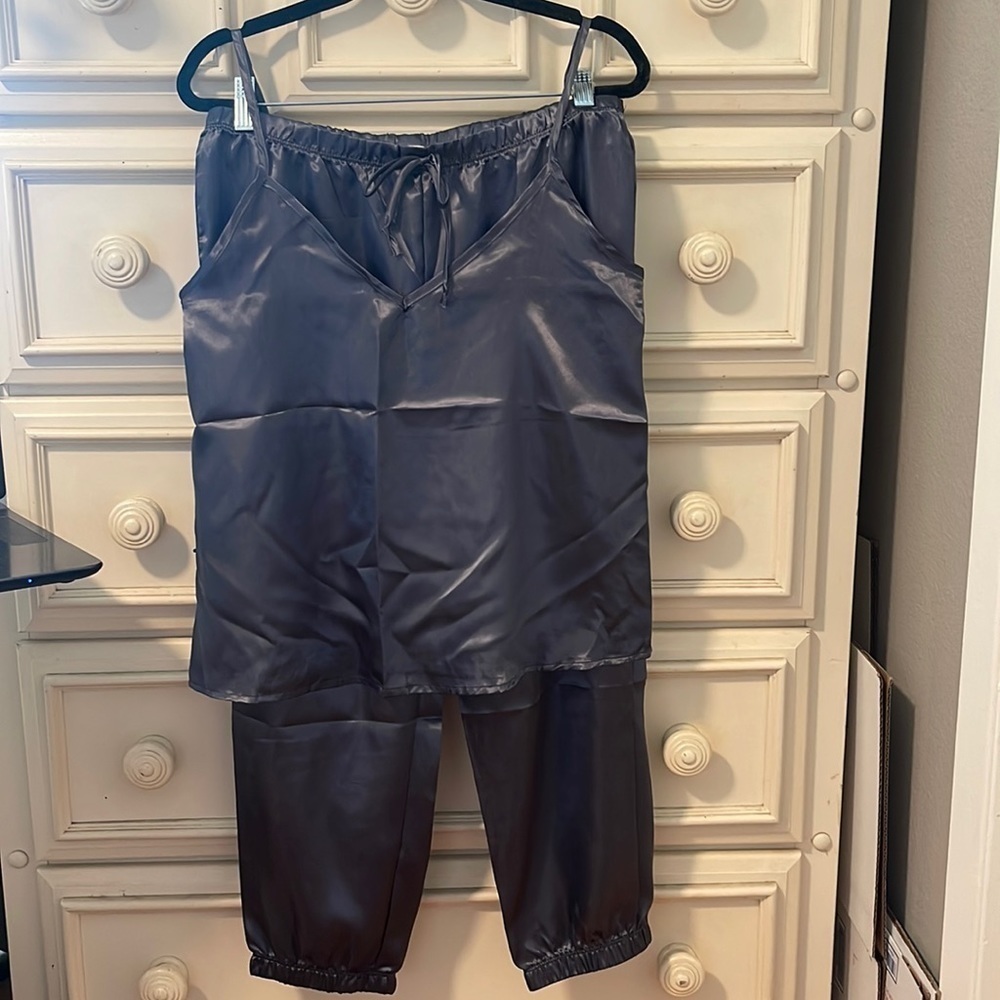 Nwot Ladies Cozy Rozy pajamas.